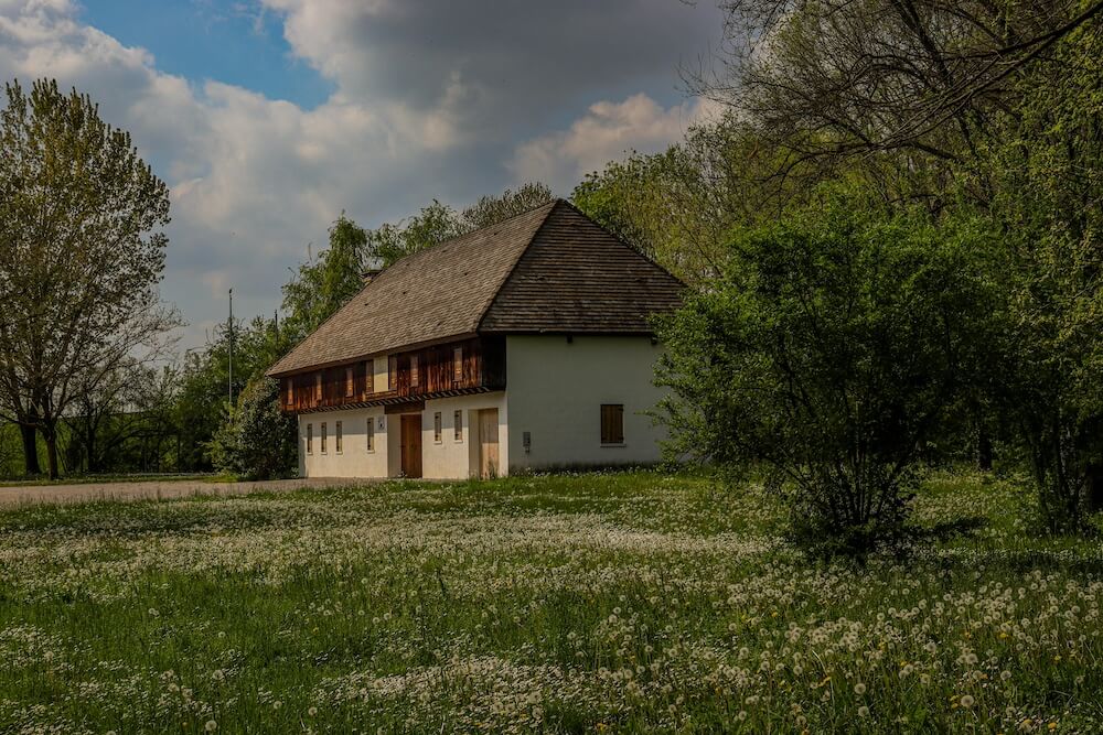 Działki rolne a zabudowa - co warto wiedzieć przed budową domu?