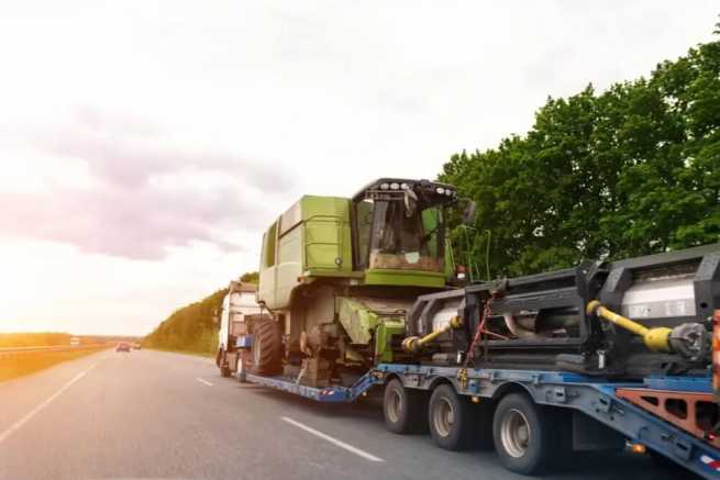 Transport kombajnu na naczepie niskopodwoziowej – o jakich wymogach prawnych i technicznych trzeba pamiętać?